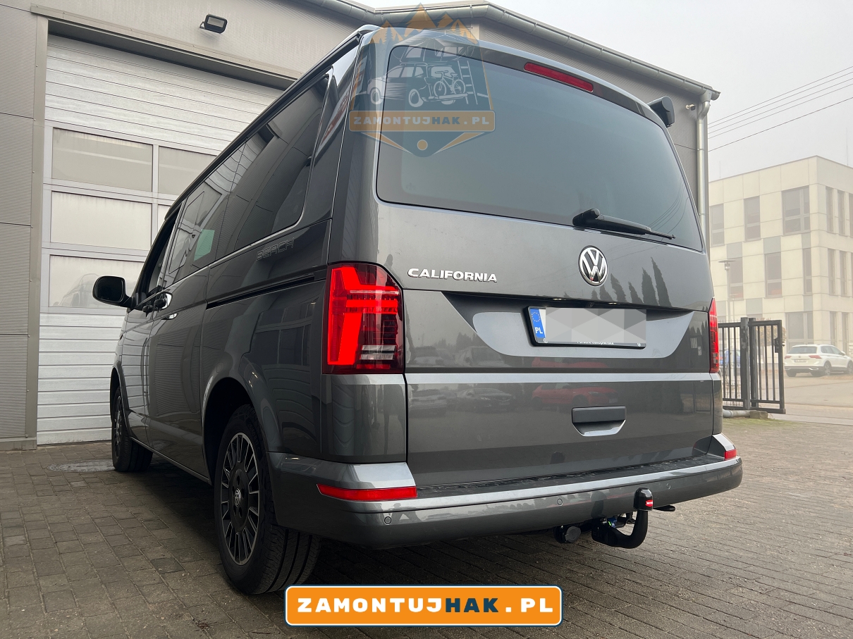 hak holowniczy na zdjeciu po montazu w volkswagen multivan poznan